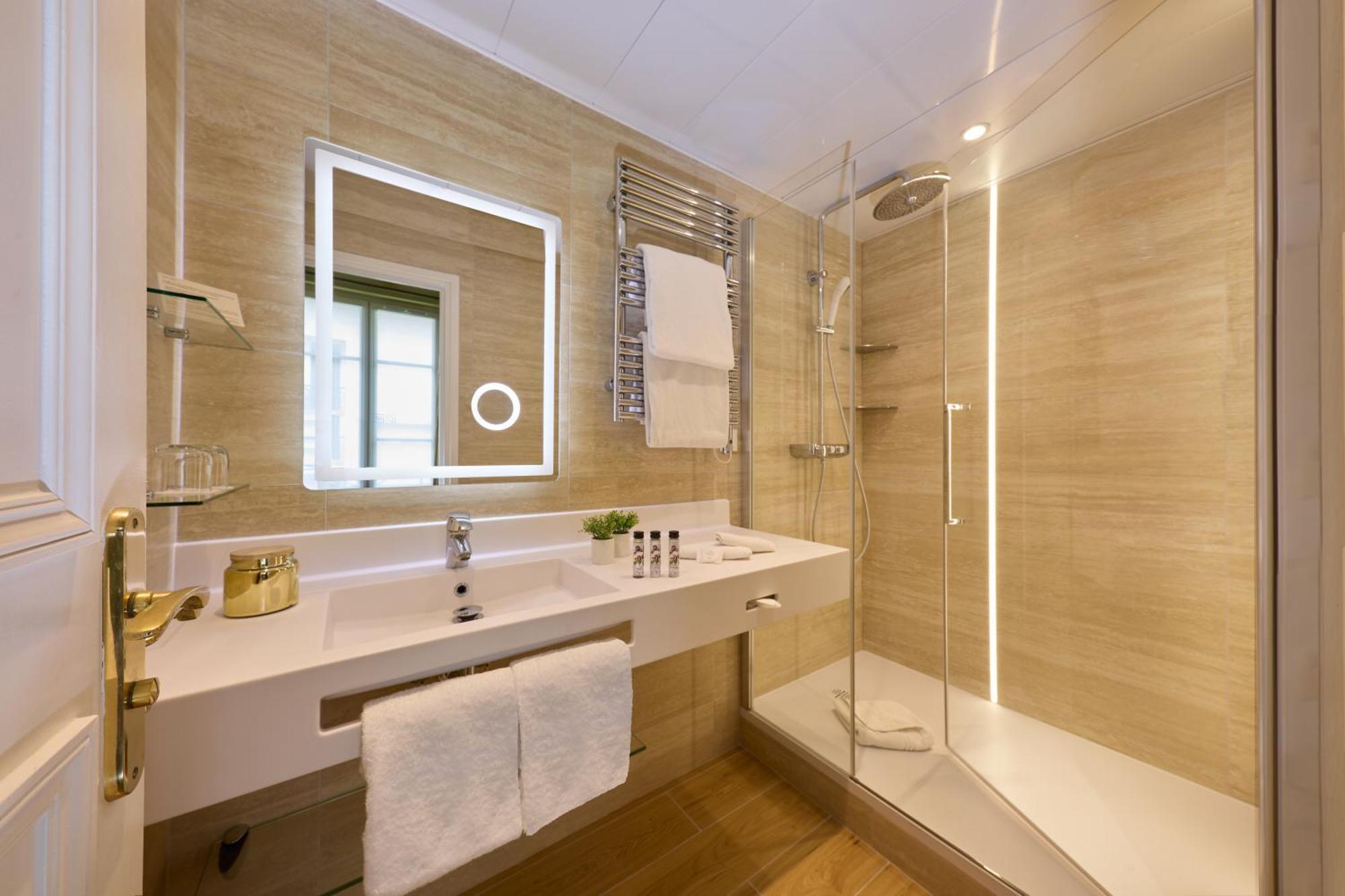 Le Relais Saint Honoré Hotel 4*